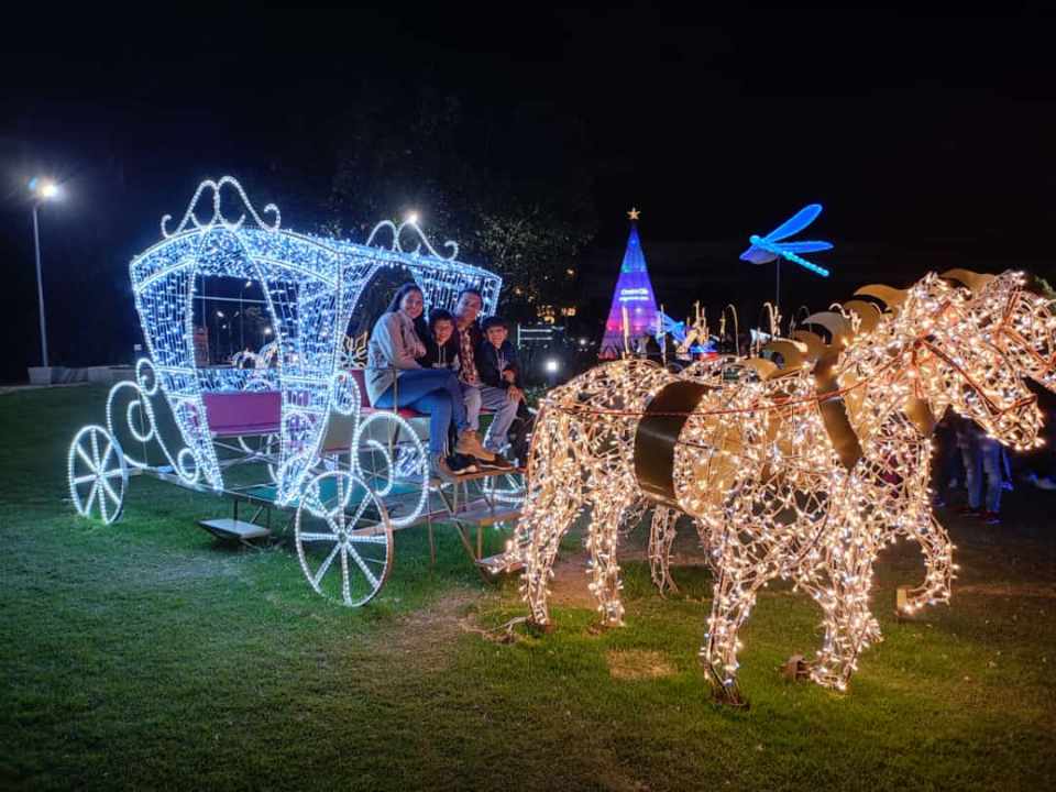 leandro familia en carroza de luces navidad 5.jpg