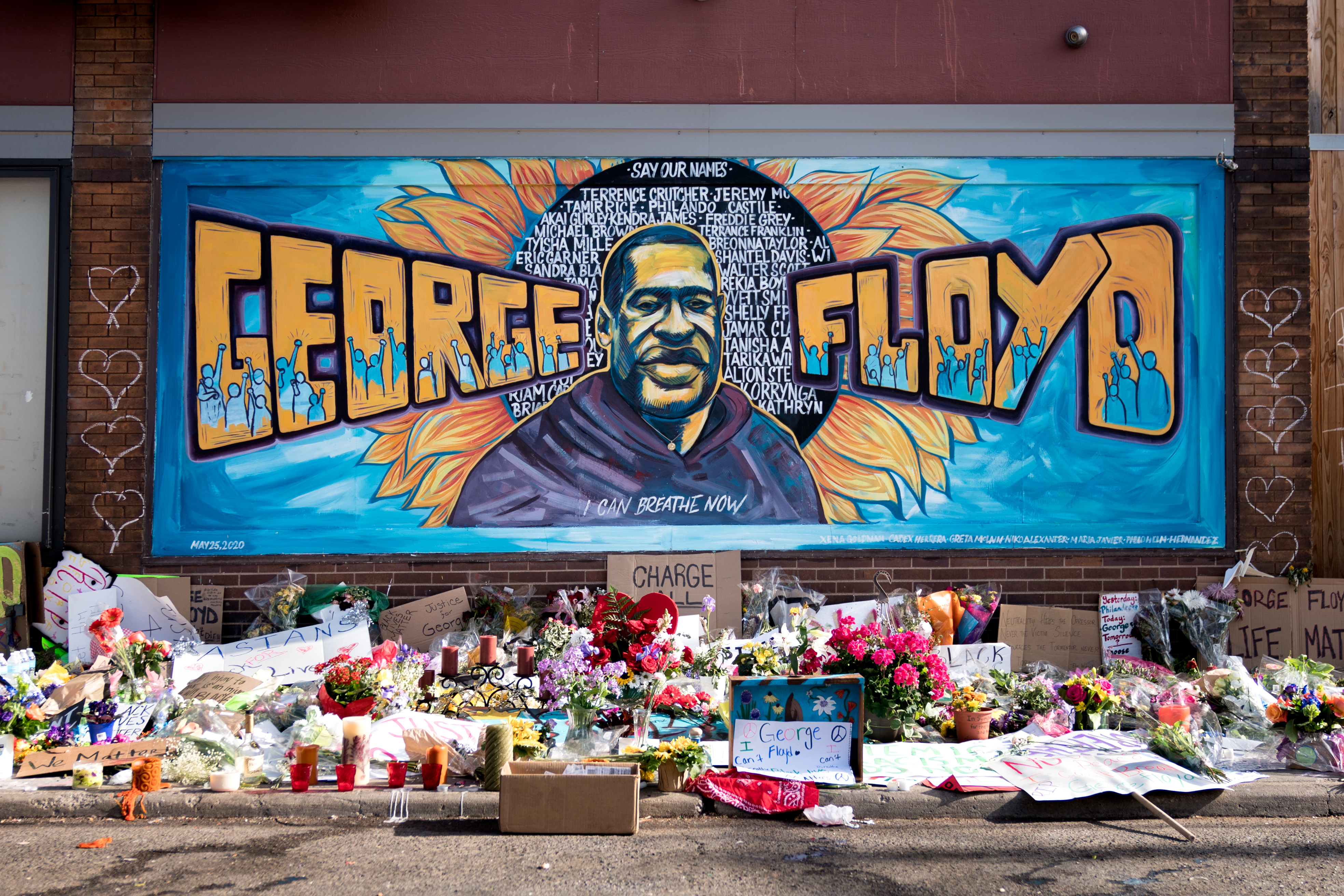 The_George_Floyd_mural_outside_Cup_Foods_at_Chicago_Ave_and_E_38th_St_in_Minneapolis,_Minnesota.jpg