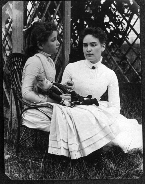 Helen_Keller_with_Anne_Sullivan_in_July_1888.jpg