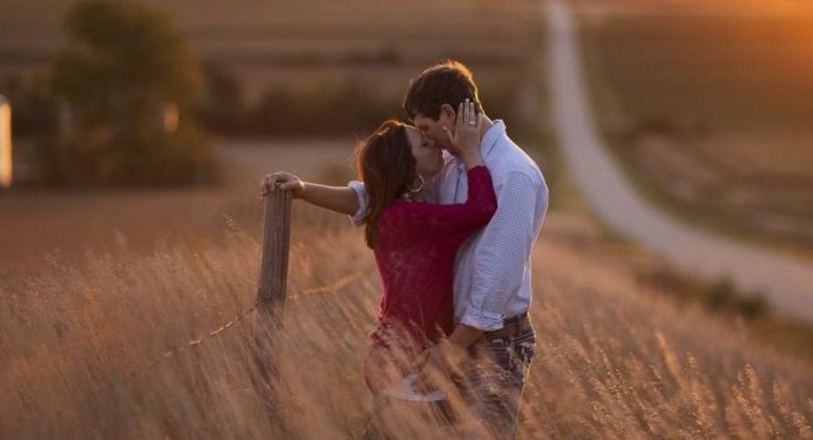 pareja besandose campo.jpg