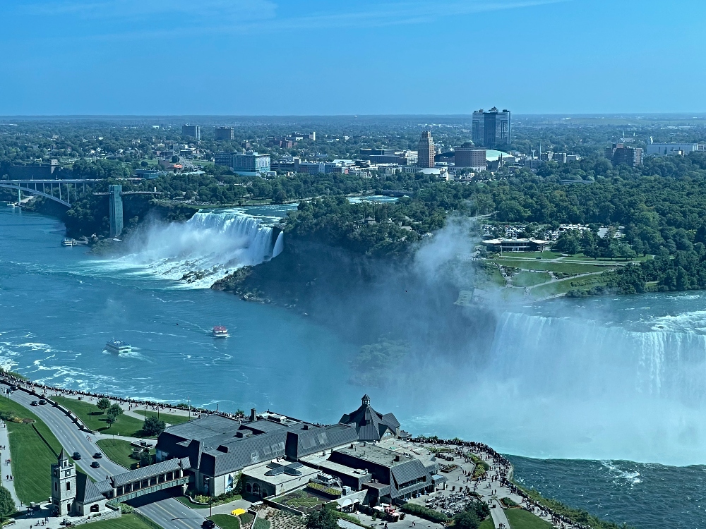 travel-canada-niagra-falls-hotel-2.jpg