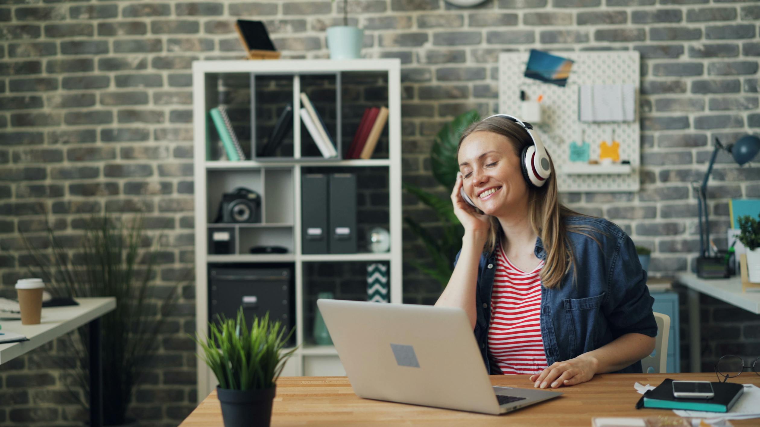 free-photo-of-woman-with-headphone-sitting-at-laptop-in-office.jpeg