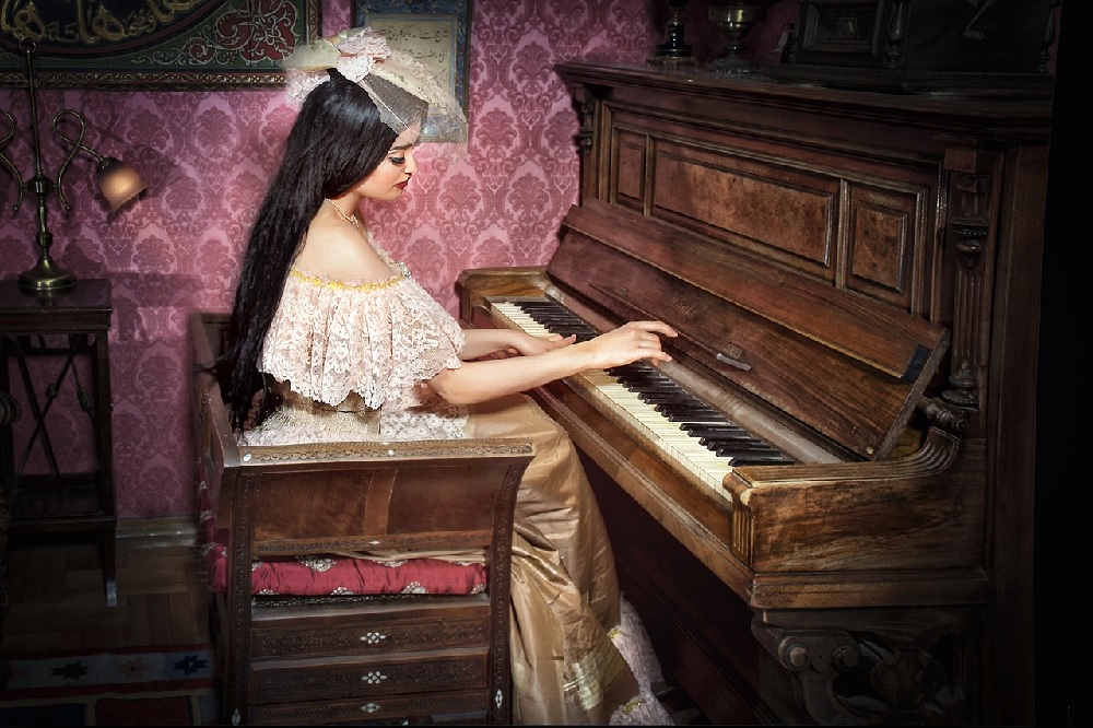 mujer al piano.jpg