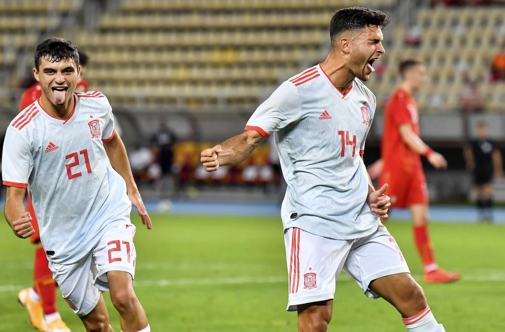 hugo-duro--junto-a-pedri--celebra-su-gol-de-penalti-en-la-victoria-de-espana-sub-21-sobre-macedonia-del-norte-sub-21-en-el-partido-de-clasificacion-para-la-eurocopa--efe-epa-georgi-licovski.jpg