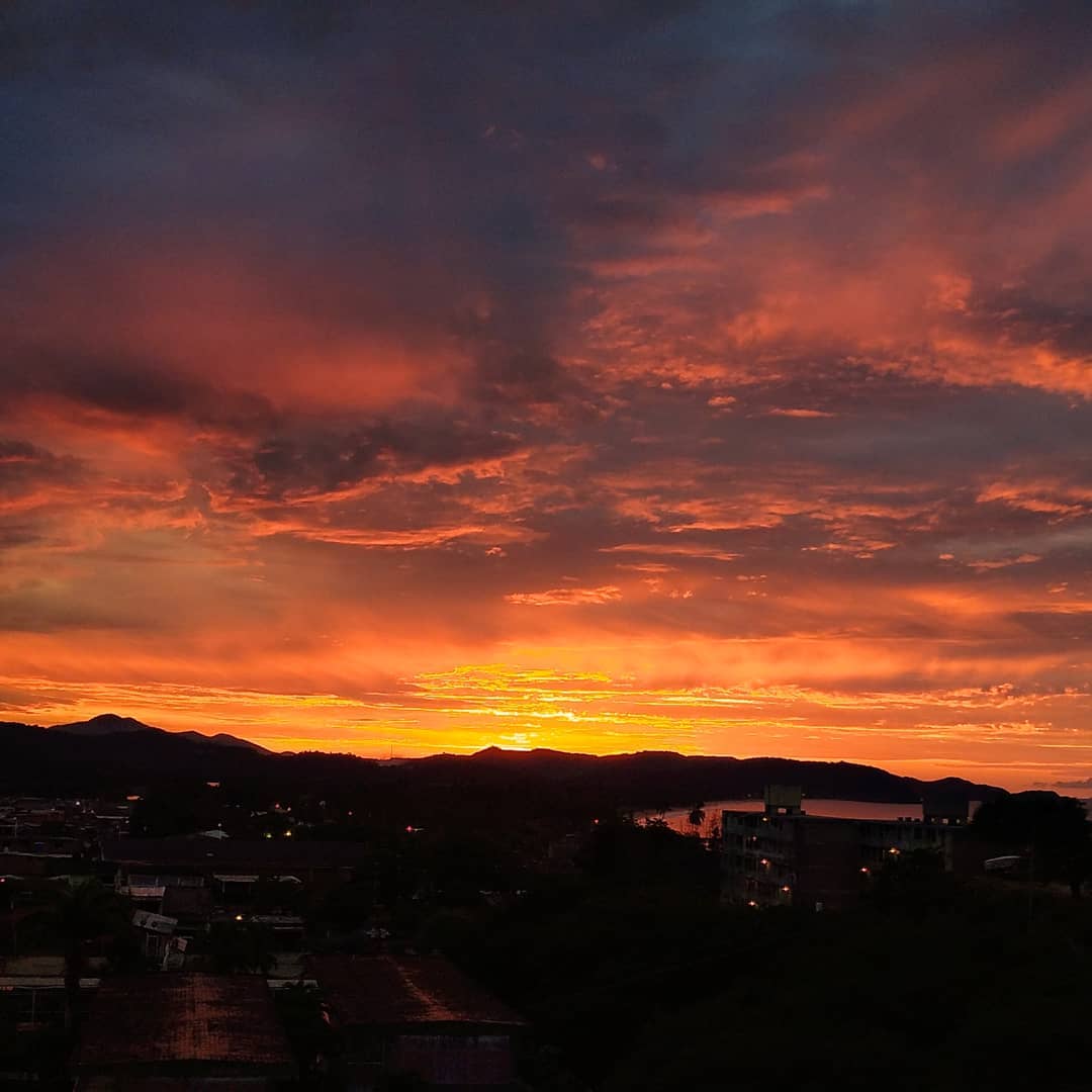 Atardecer en Carúpano desde el balcon.jpg