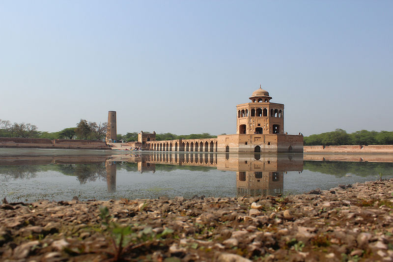 800px-Hiran_Minar,_Water_Tank,_Pavilion.jpg