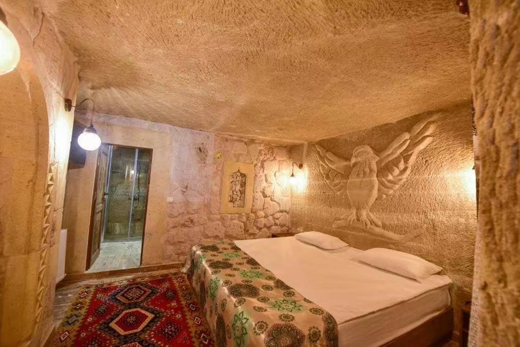 25-cave-hotel-room.jpg