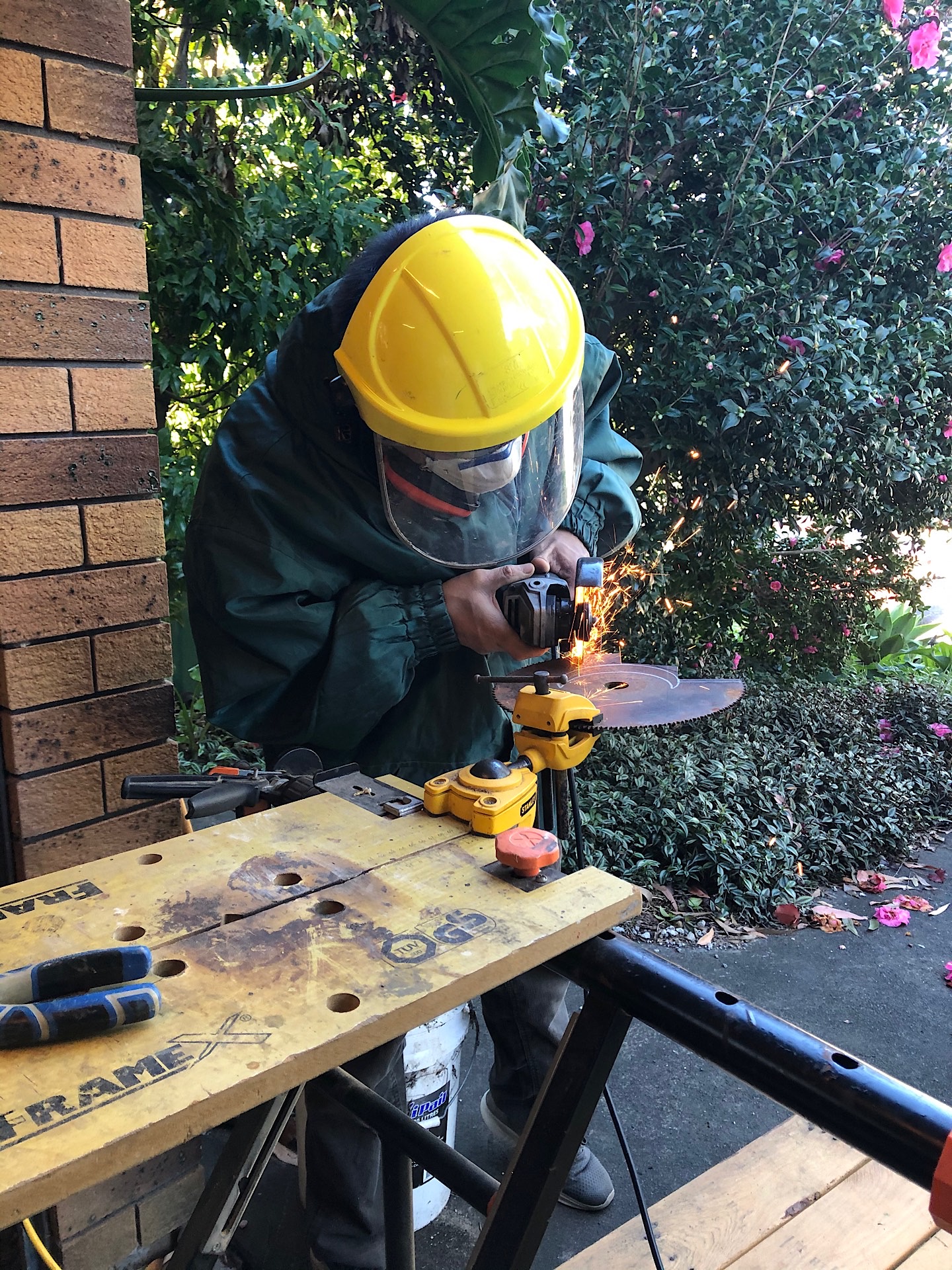 Cutting a saw blade with an angle grinder