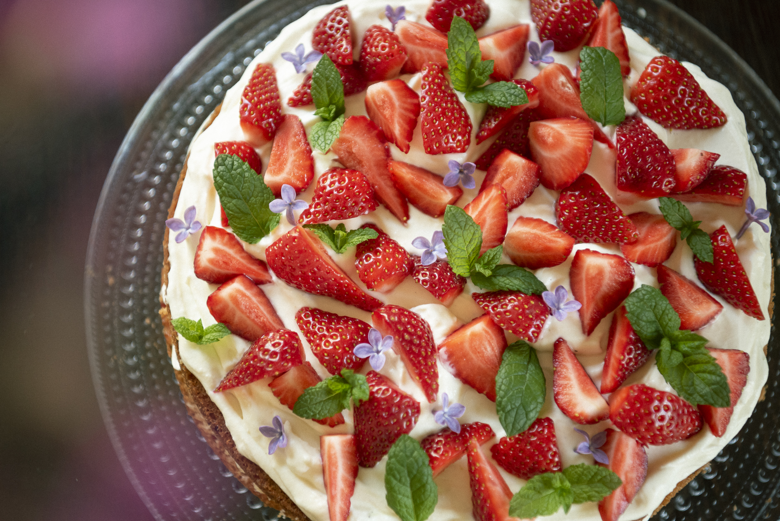 strawberry_mascarpone_cream_cake_lilacs_mint_summer_kastehelmi01.jpg