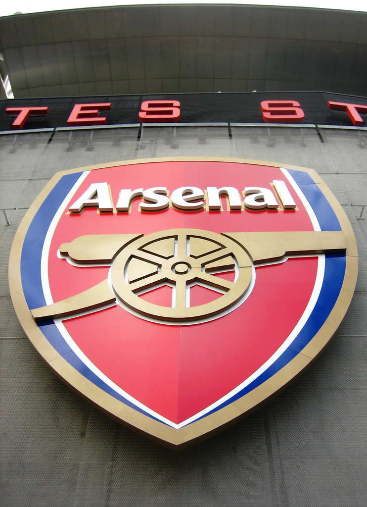 Arsenal_logo_at_the_Emirates_Stadium-5.jpg