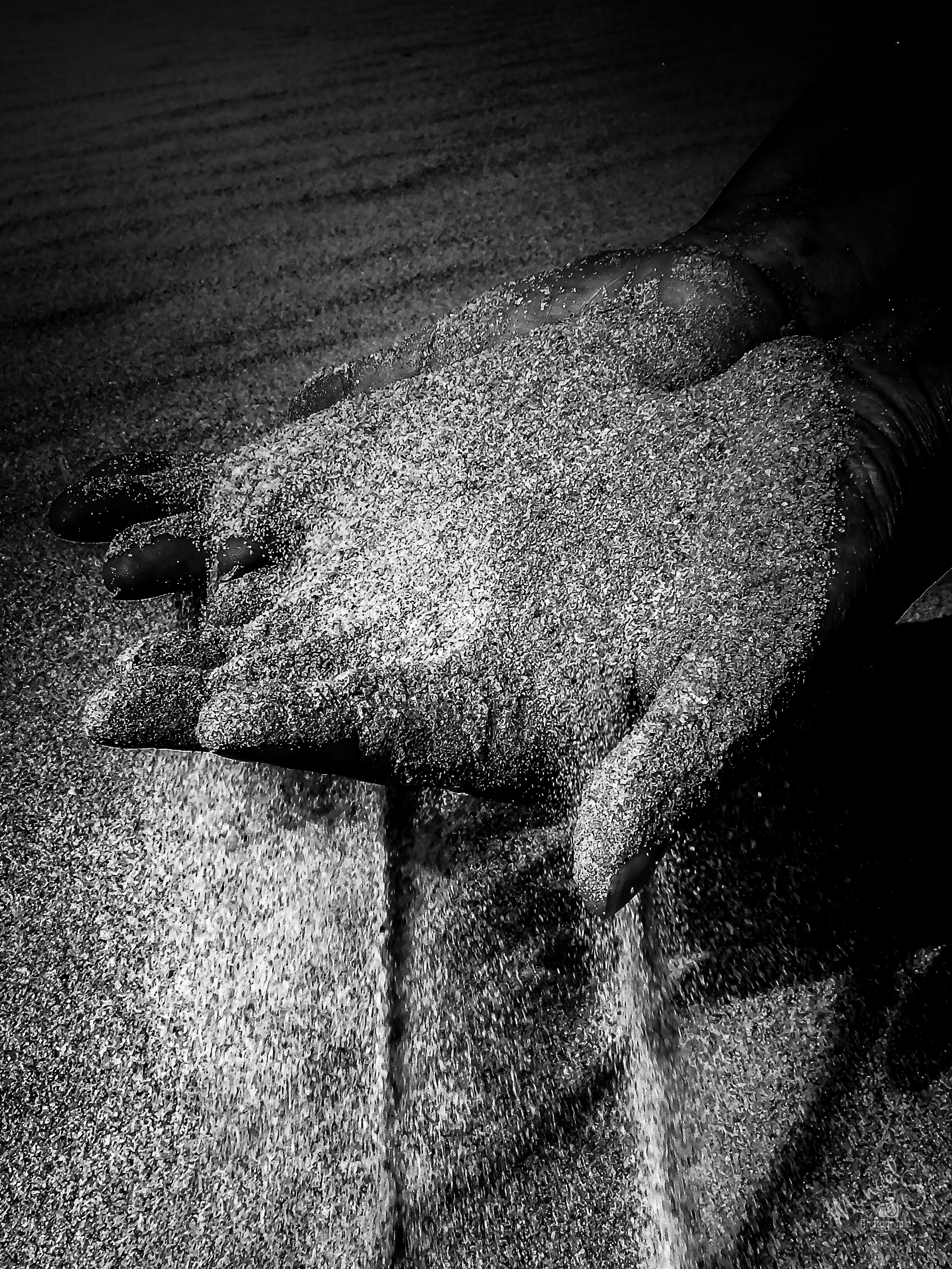 manos en la arena.JPG