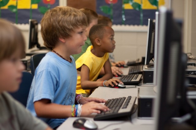 students_computer_young_boy_education_learning_pc_internet_learn-1132526.jpg!d.jpg