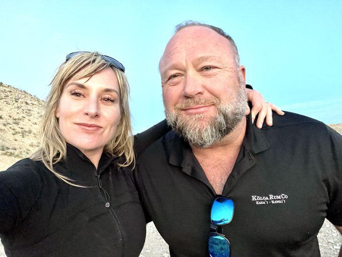 2023-01-04 - Wednesday - Alex Jones and his wife, outside Flri7-kWYAEmN1h.jpeg