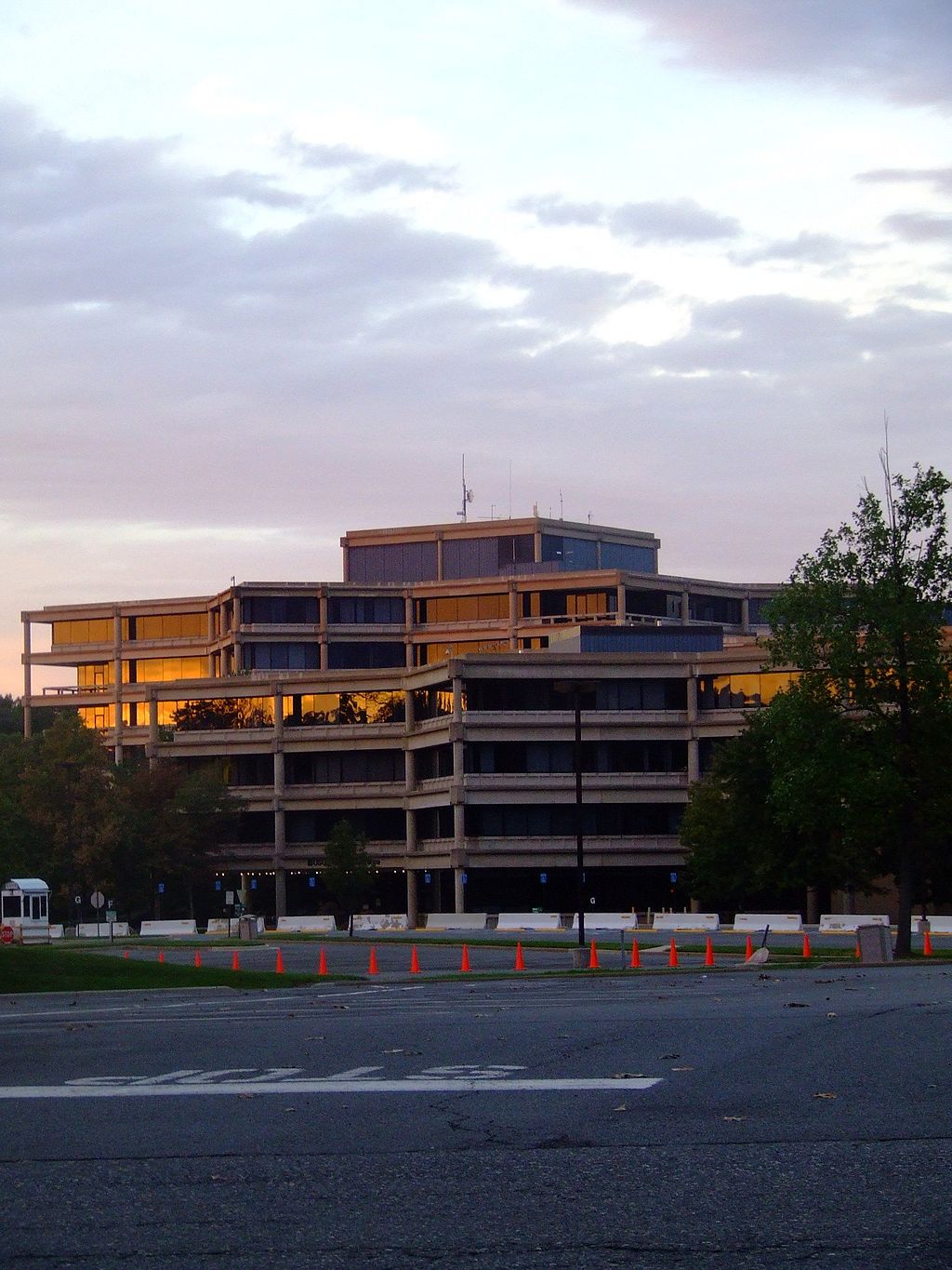 1024px-Usgs-headquarters.jpeg