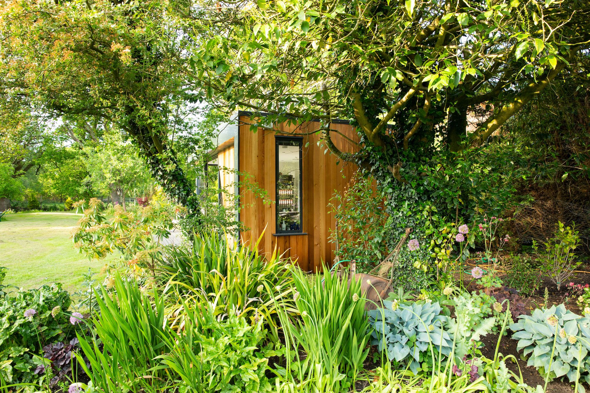 garden-room-ideas-1649376143.jpg