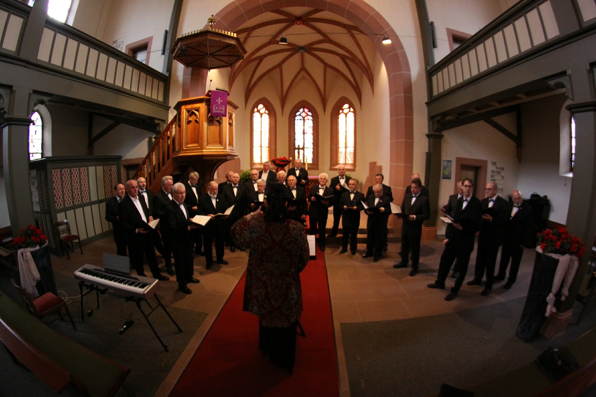 church-choir-408412_1920.jpg