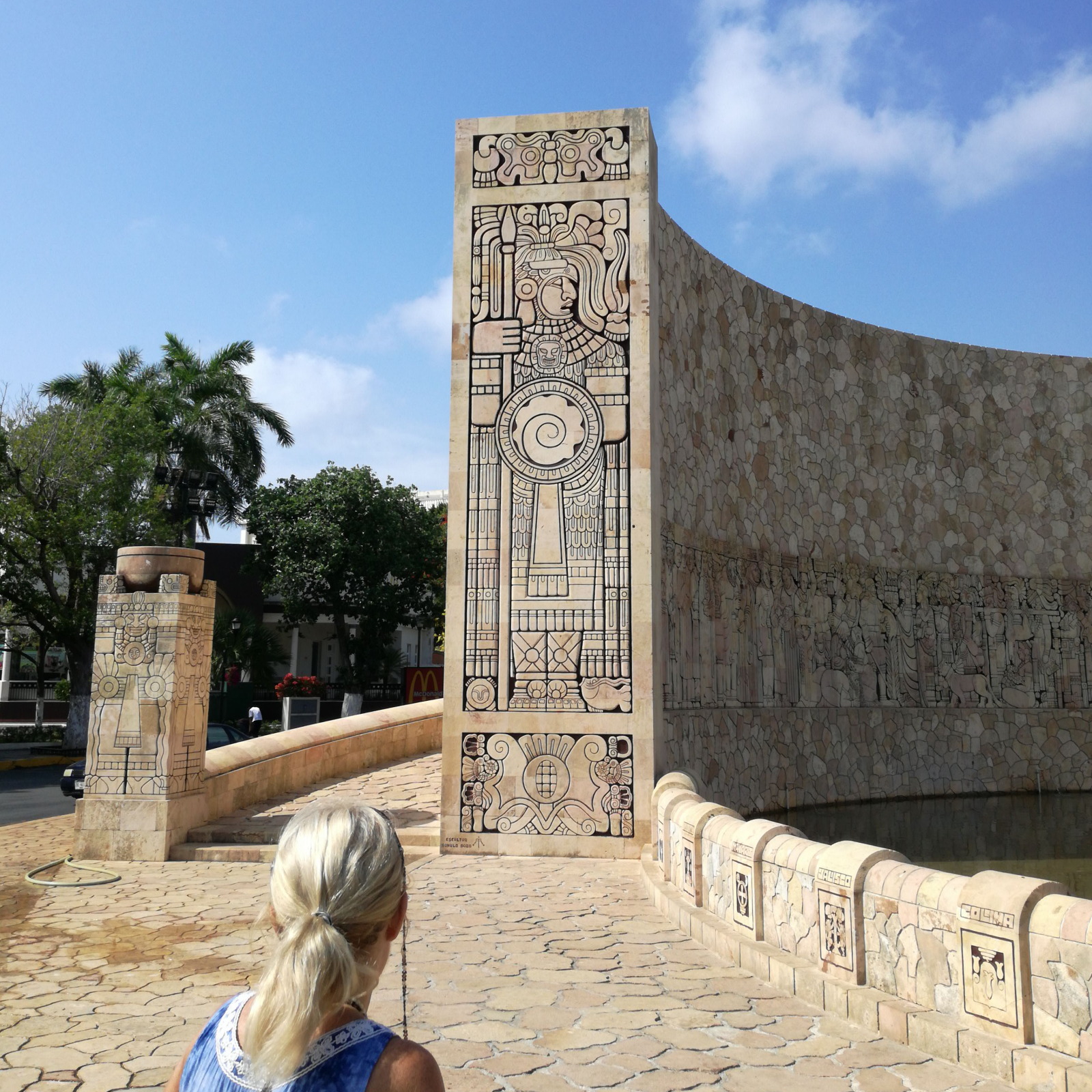 34 mexico yucatan merida monumento patria rampe.jpg