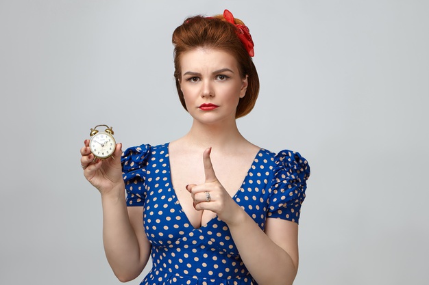 retrato-madre-joven-molesta-ceno-fruncido-lapiz-labial-rojo-peinado-retro-vestido-elegante-cuello-escotado-que-sostiene-reloj-despertador-vintage-advirtiendo-su-hija-adolescente-que-regrese-casa-tiempo_343059-638.jpg