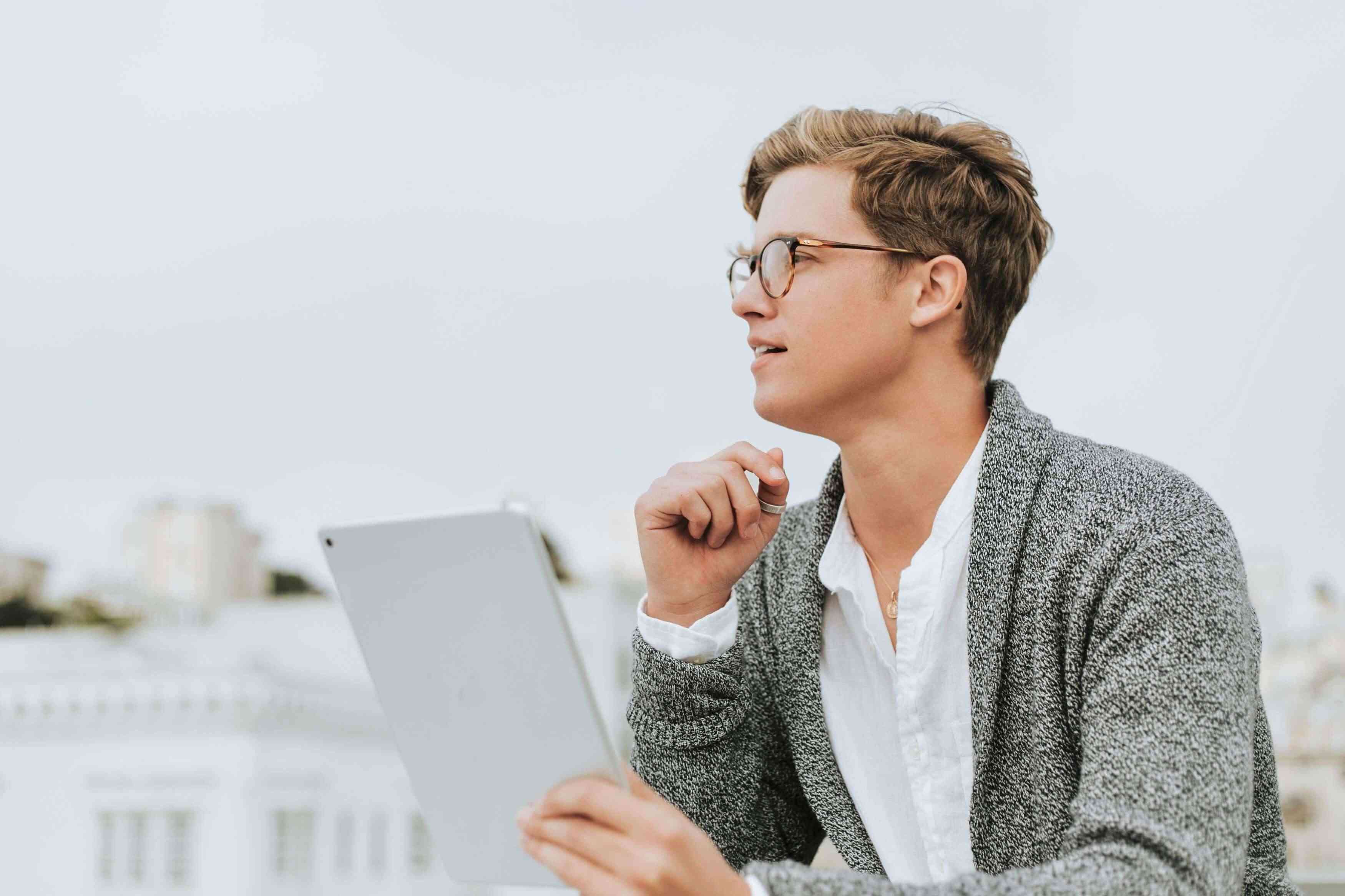 978eaa0893c4e8f9269fdbaac21e0b77-blonde-man-with-glasses-holding-an-ipad_l.jpg