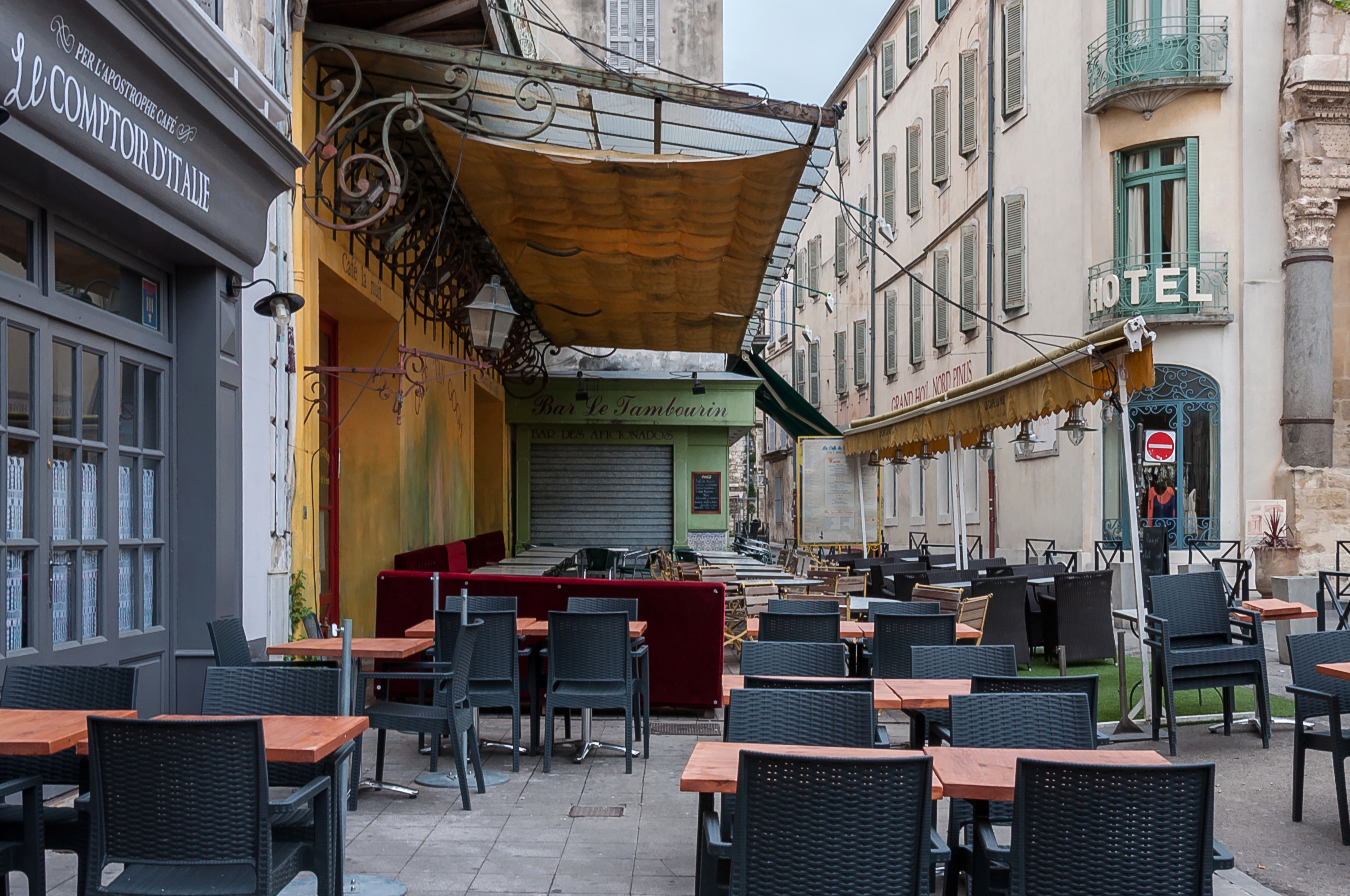 Arles_Place_du_Forum_Café_terasse_2015 commons wikimed.jpg