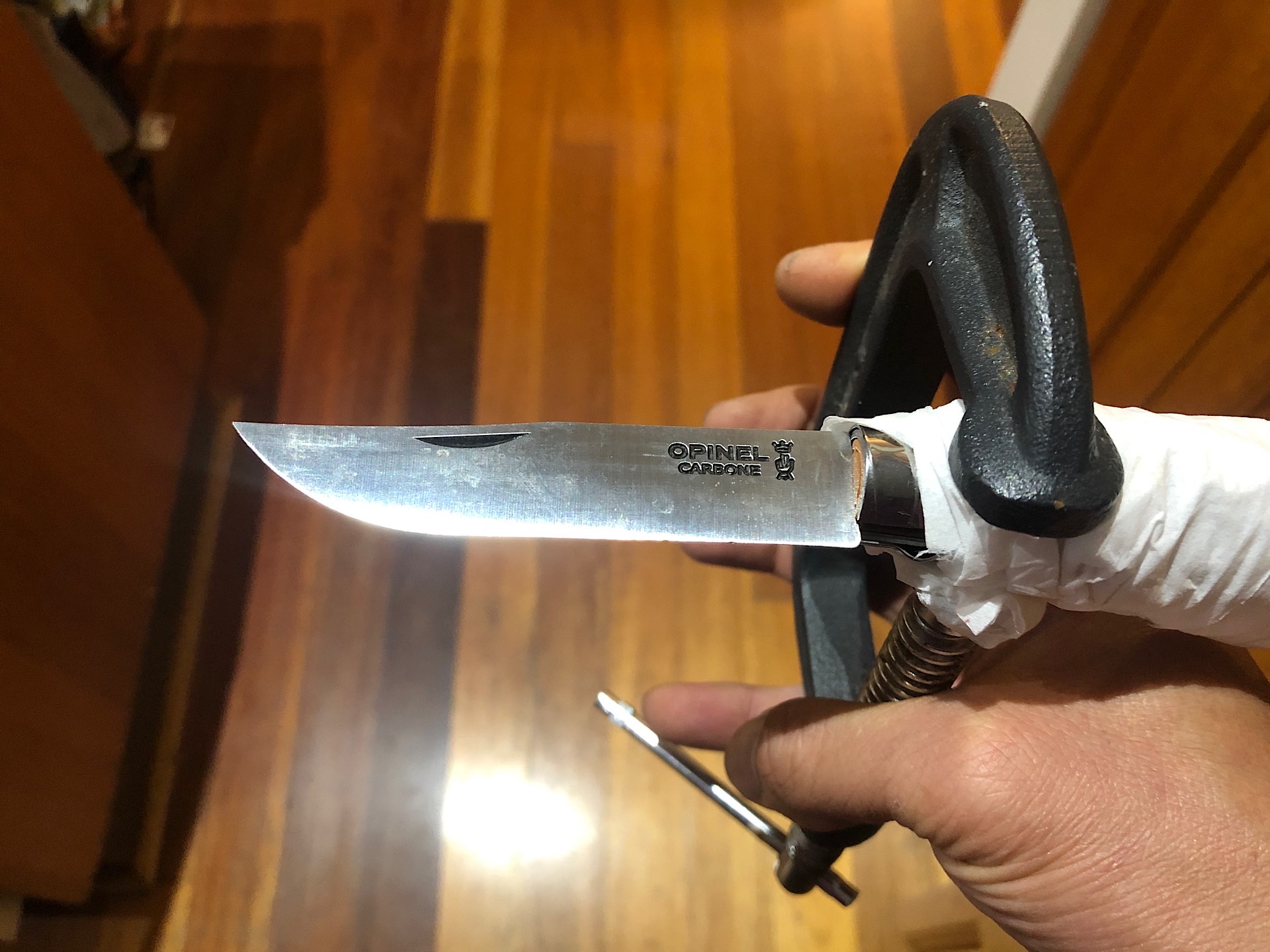 Using a clamp to suspend the Opinel blade in vinegar