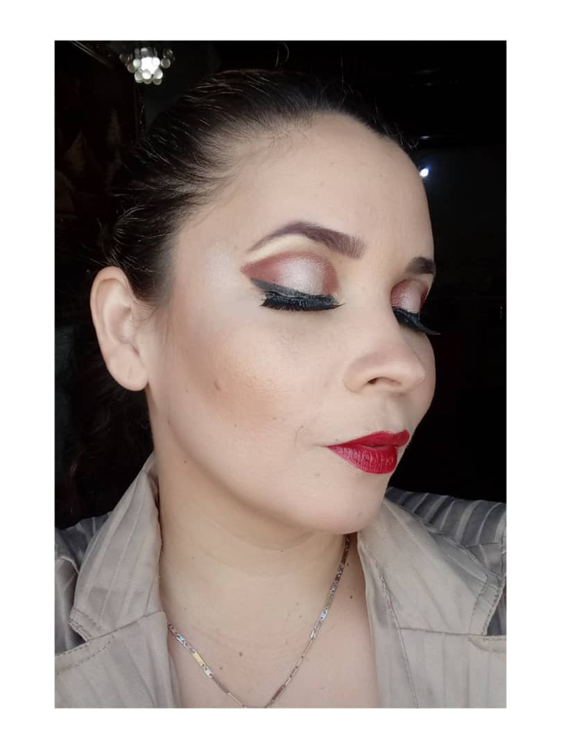 Maquillaje de ojos en tonos cobre y labios color vino tinto (Esp/Ing) — Hive