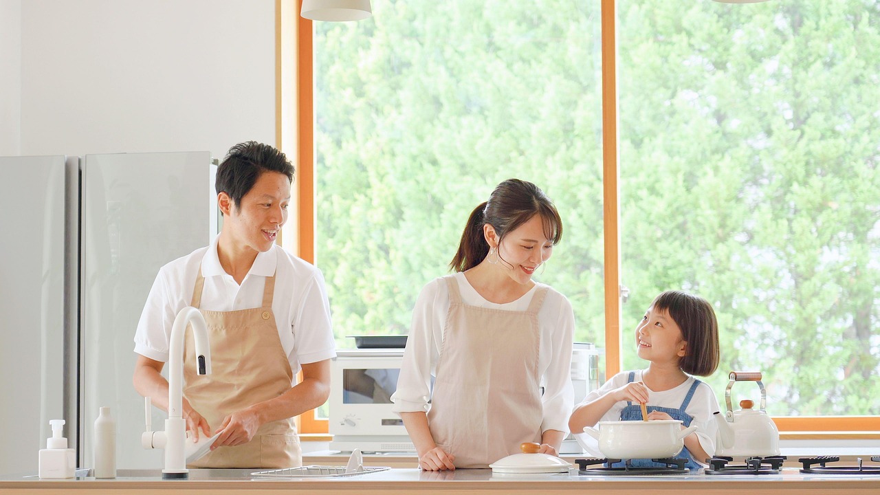 family-8806379_1280.jpg