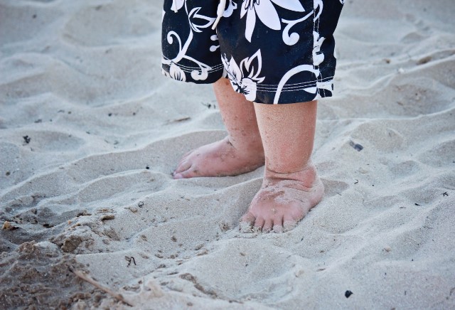 feet_toes_barefoot_sand.jpg