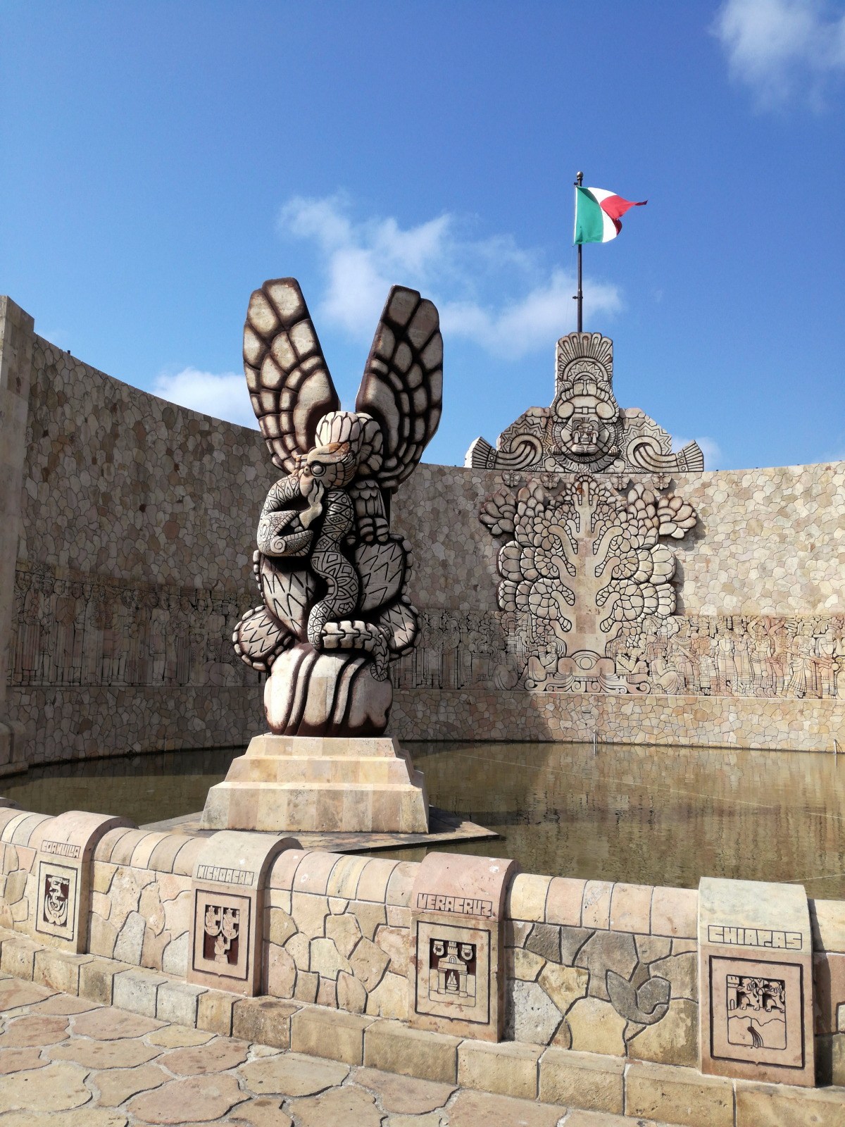 25 mexico yucatan merida monumento patria gesamt.jpg