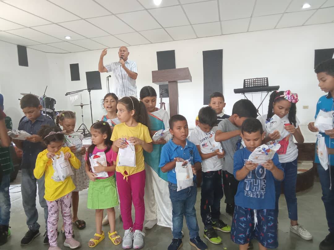 Entrega de cotillone a niños 2.jpg