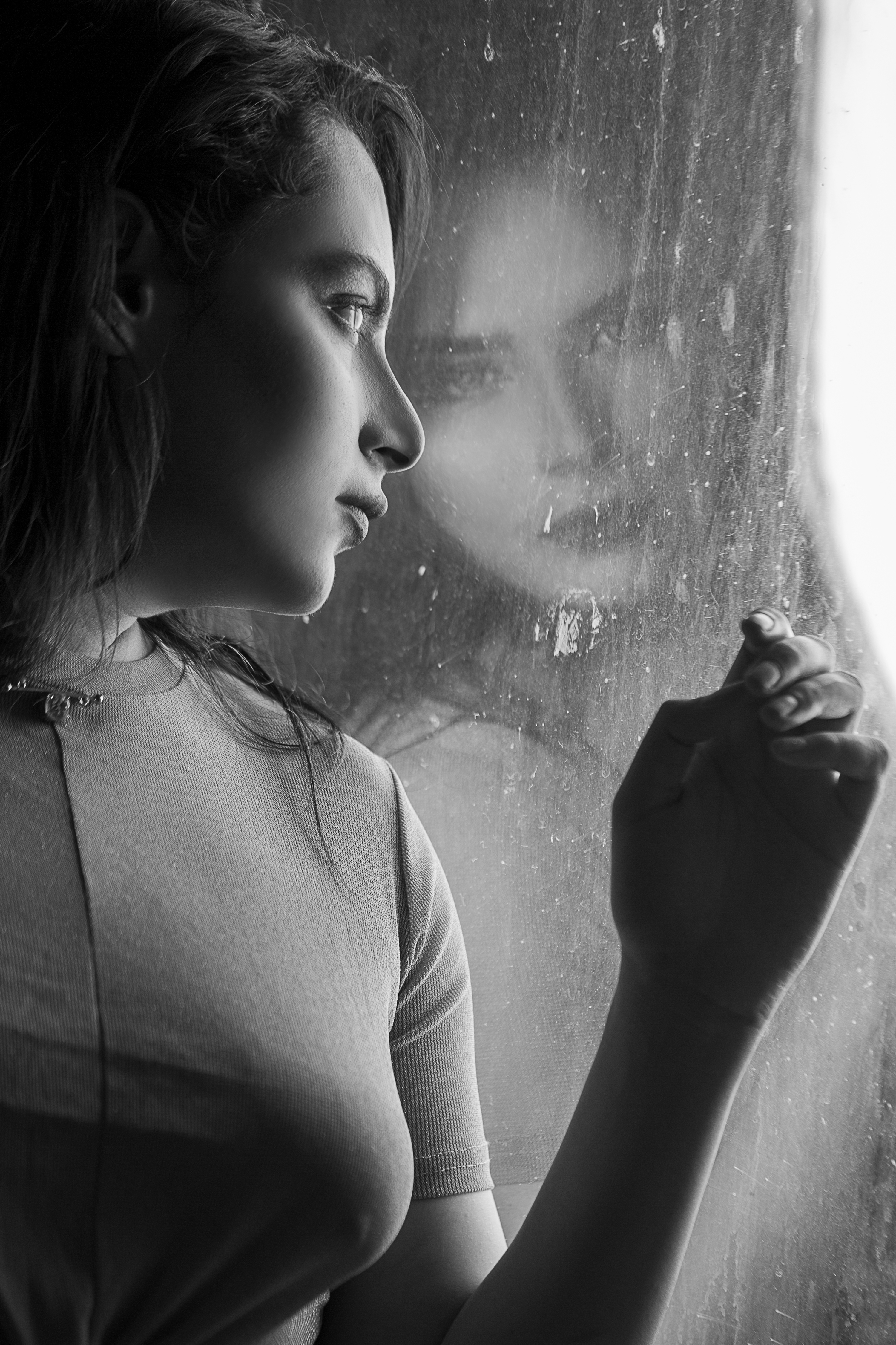 mujer-ventana-mirando-lluvia-foto-blanco-negro.jpg