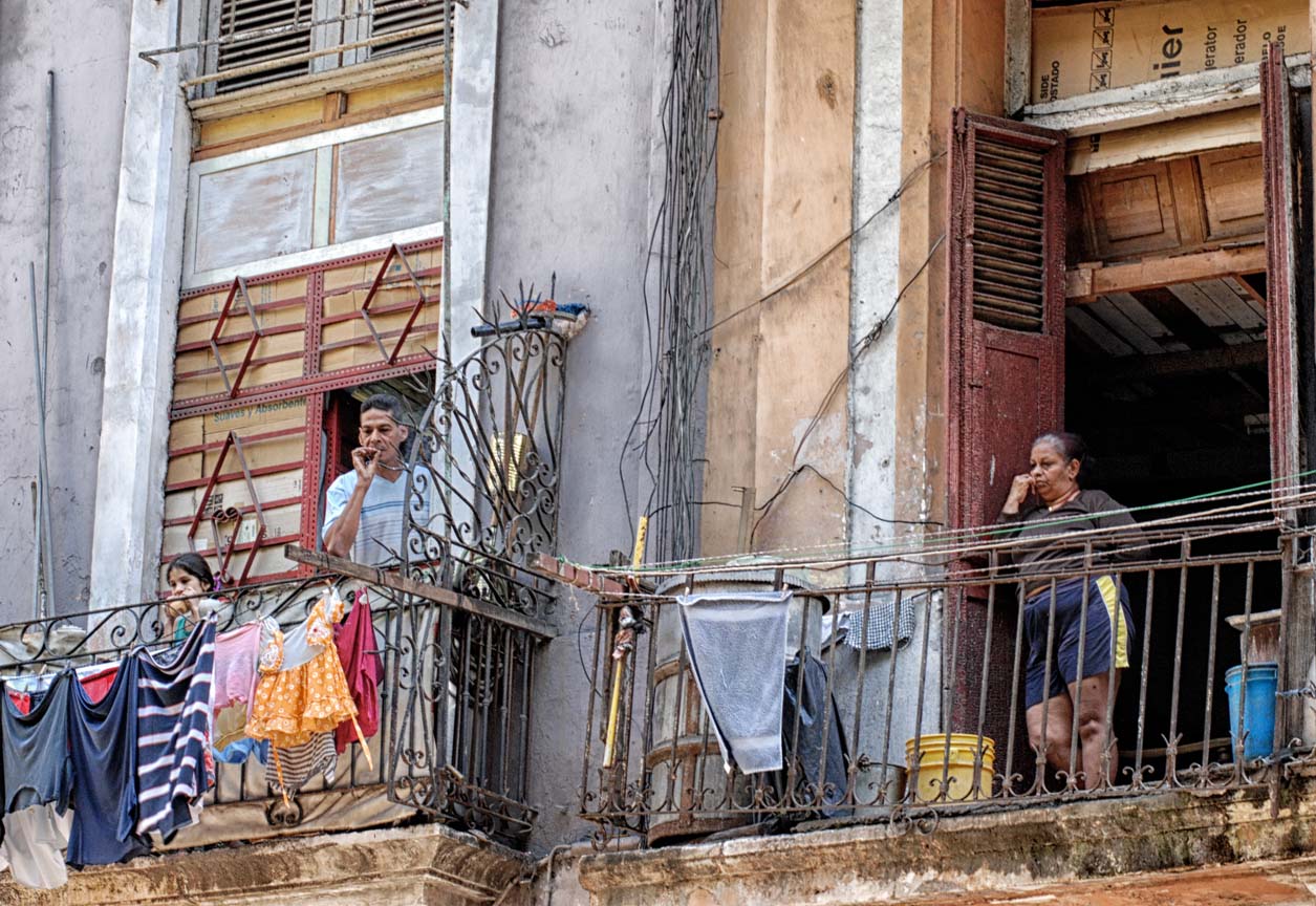 gente en los balcones.jpg