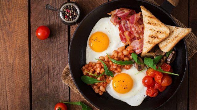 english-breakfast-fried-toast-beans-tomatoes-bacon_dbe4ded2-e555-11e7-bb33-29502a427e3f-1a91ce0ddd4d801bfe6e17c4fc600036.jpg