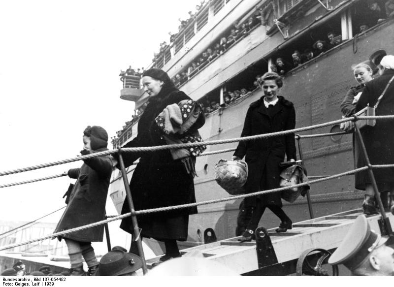 Bundesarchiv_Bild_137-054452,_Stettin,_Ankunft_von_Umsiedlern.jpg