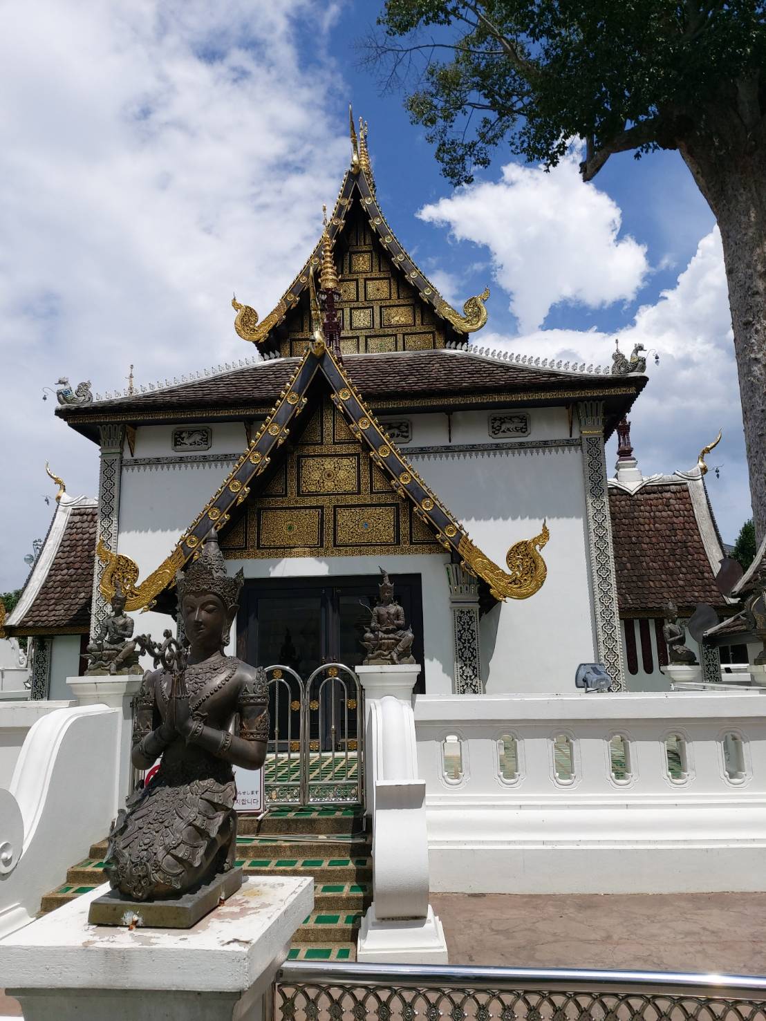 Wat Chedi Luang2.jpg