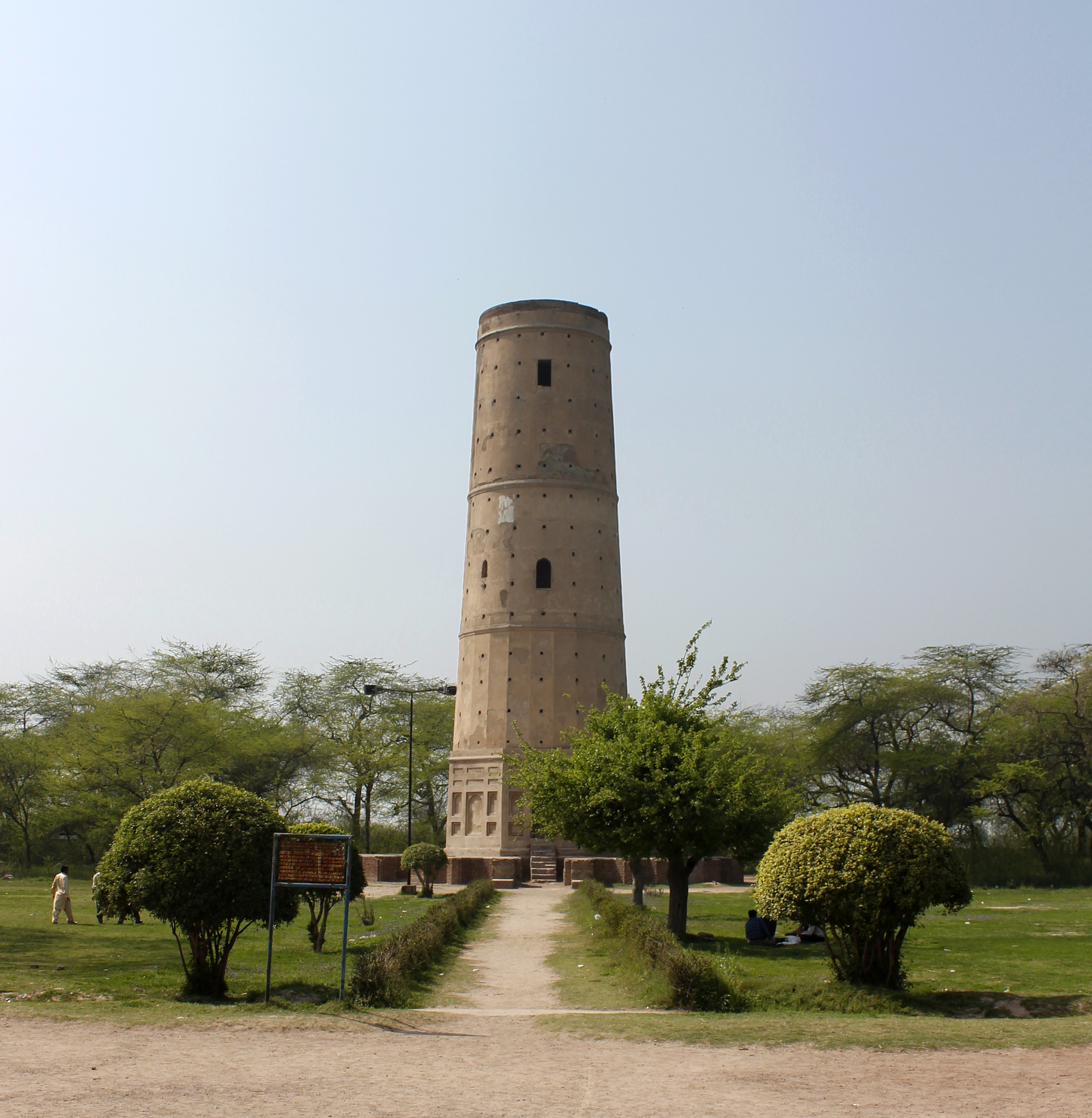 Hiran_Minar_Pavilion.jpg