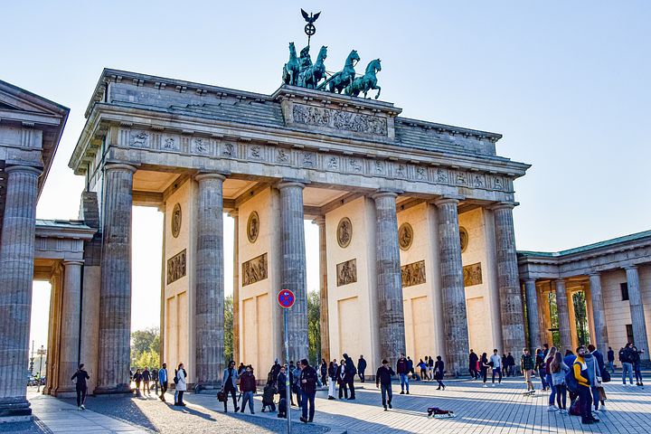 brand-front-of-the-brandenburg-gate-5117579__480.jpg