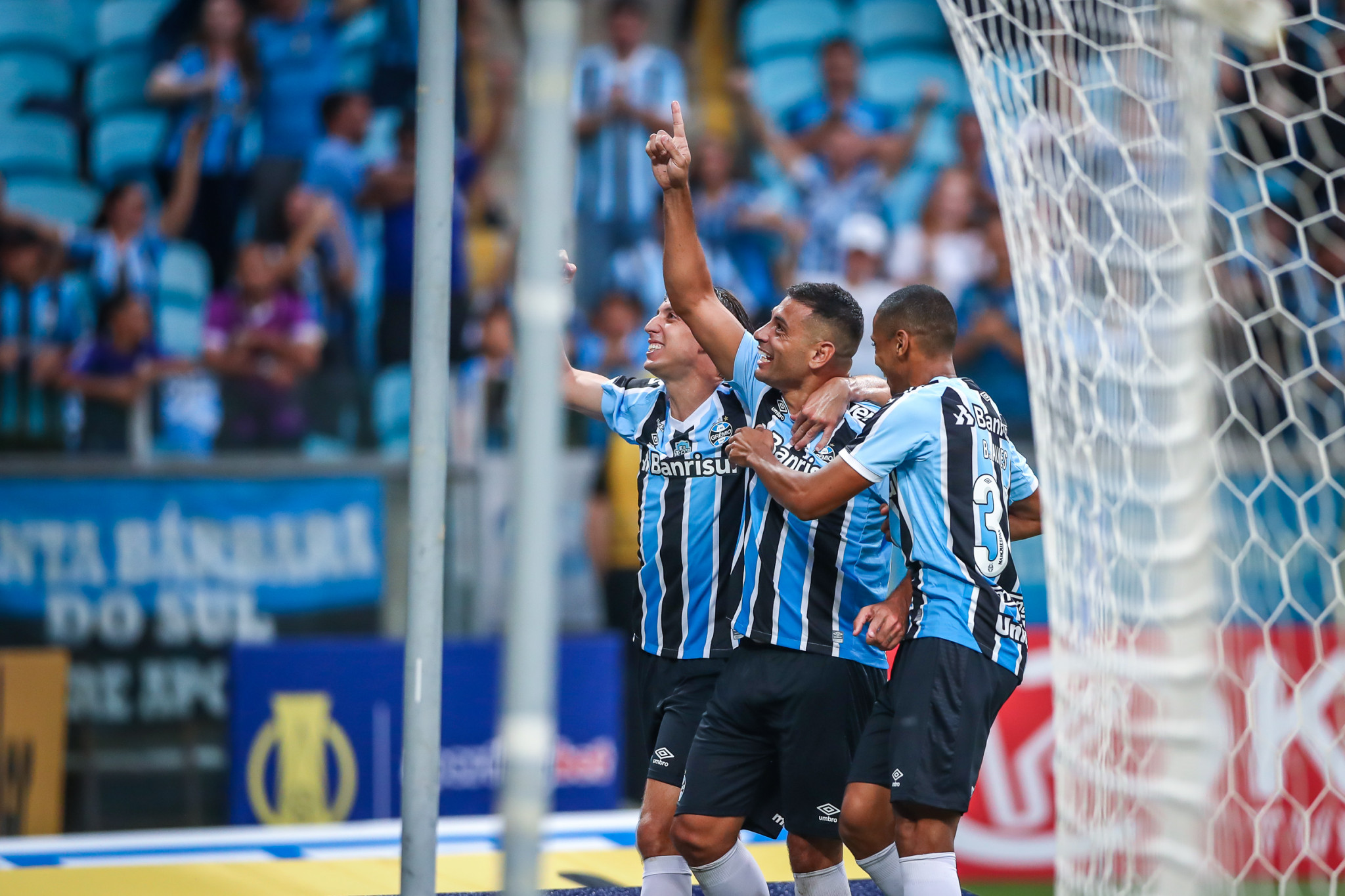 lg-noticias-com-gols-de-diego-souza-gra-mio-vence-o-guarani-por-3-a-1-na-arenaa-32154.jpg