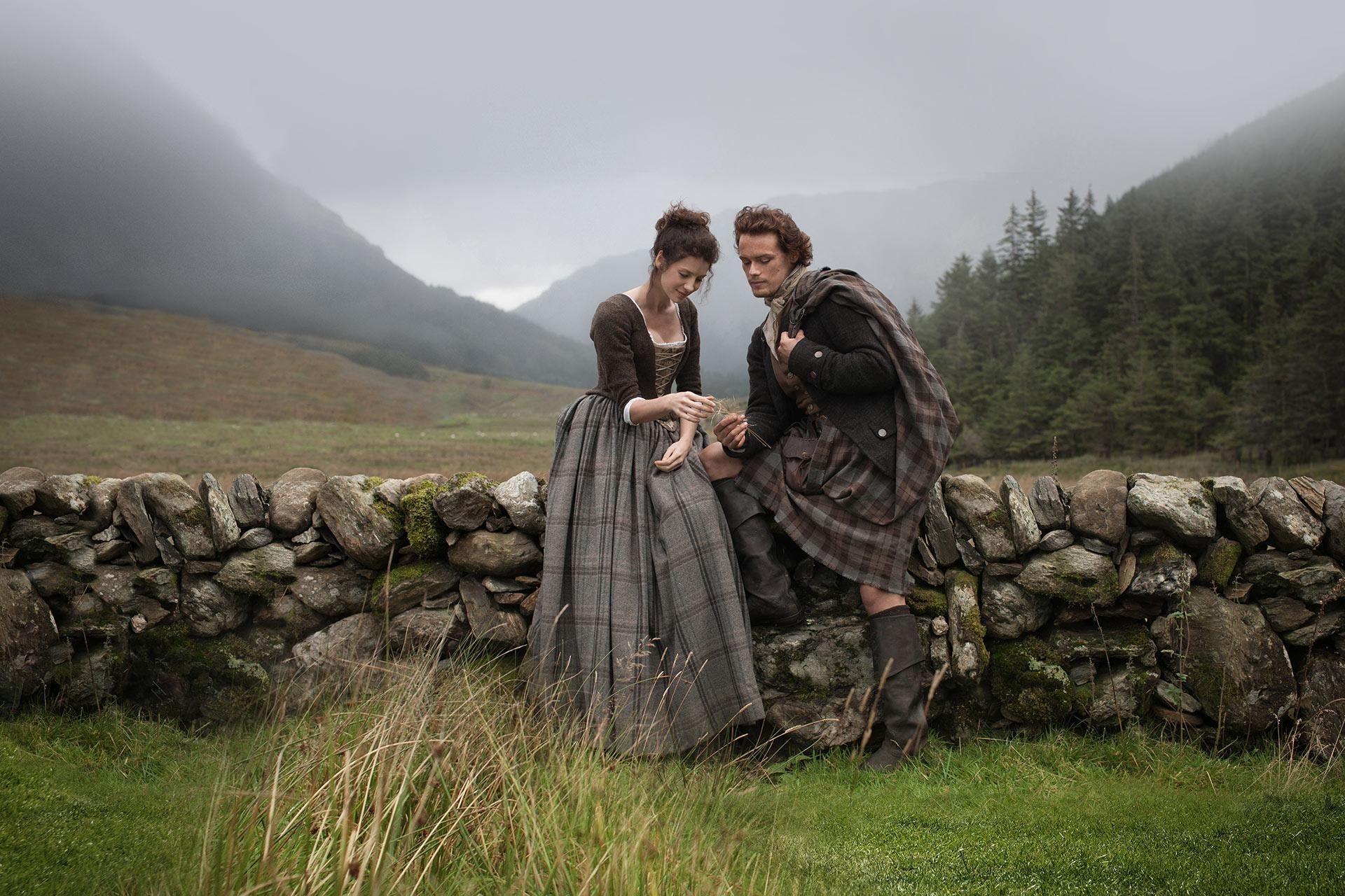 Jamie-and-Claire-in-Outlander.jpg