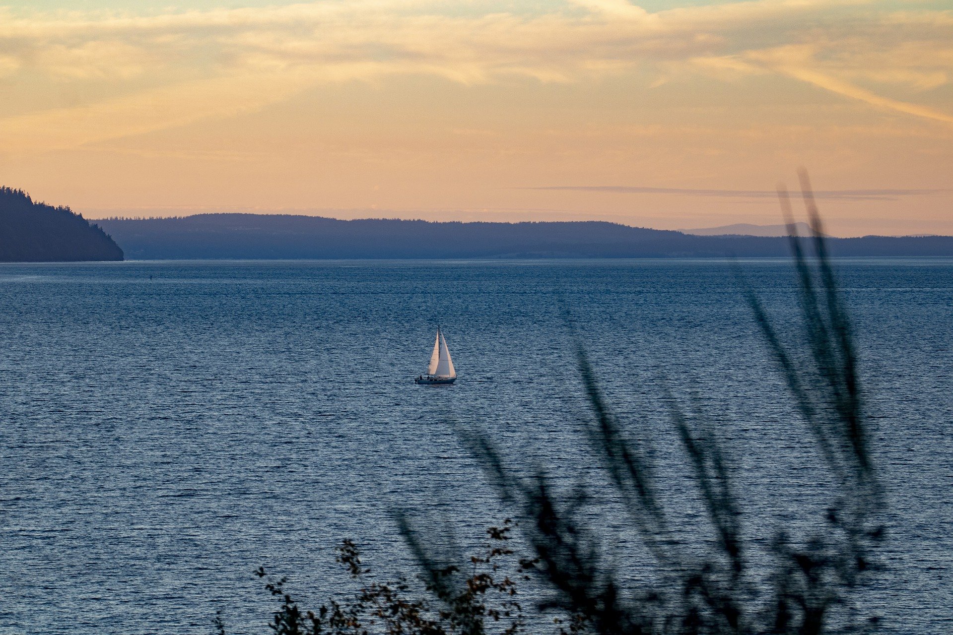 seascape-g7e0819f1d_1920.jpg