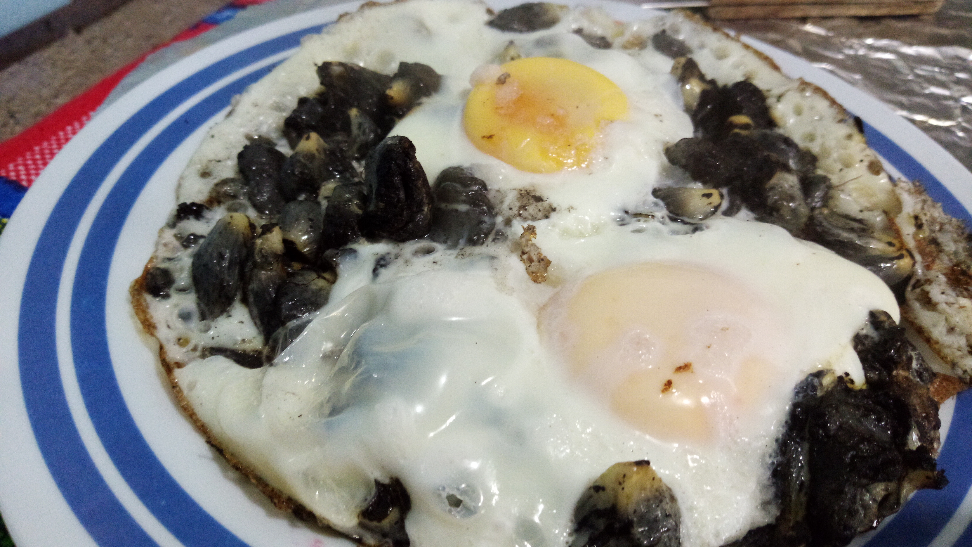Huevos pochados en una cama de huitlacoche. — Steemit