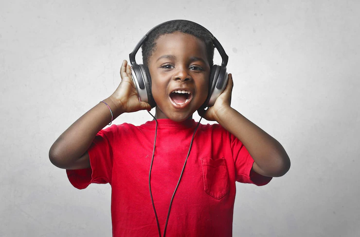 portrait-child-listening-music_641386-243.webp