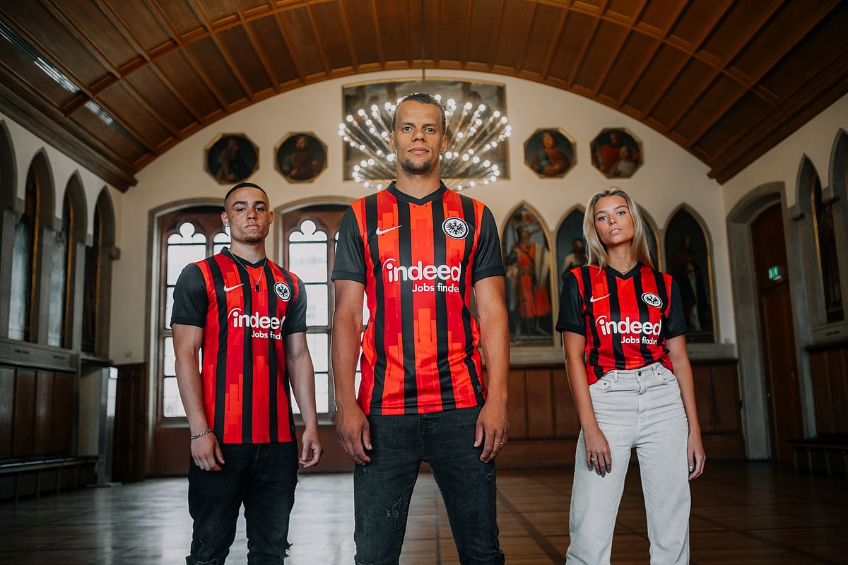 EintrachtHeimtrikot20-21.jpg