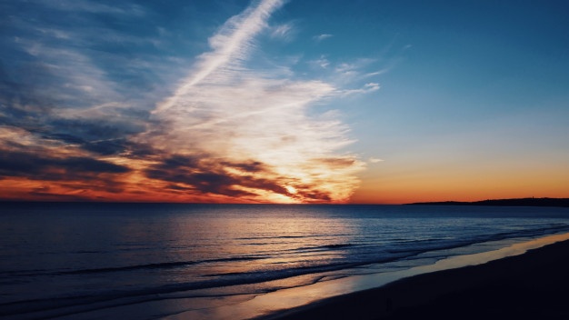 hermosa-foto-costa-mar-nubes-impresionantes-cielo-al-amanecer_181624-3166.jpg