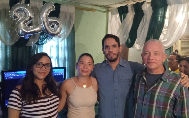 En mi cumpleaños 2021 papa y mis hermanas.jpg