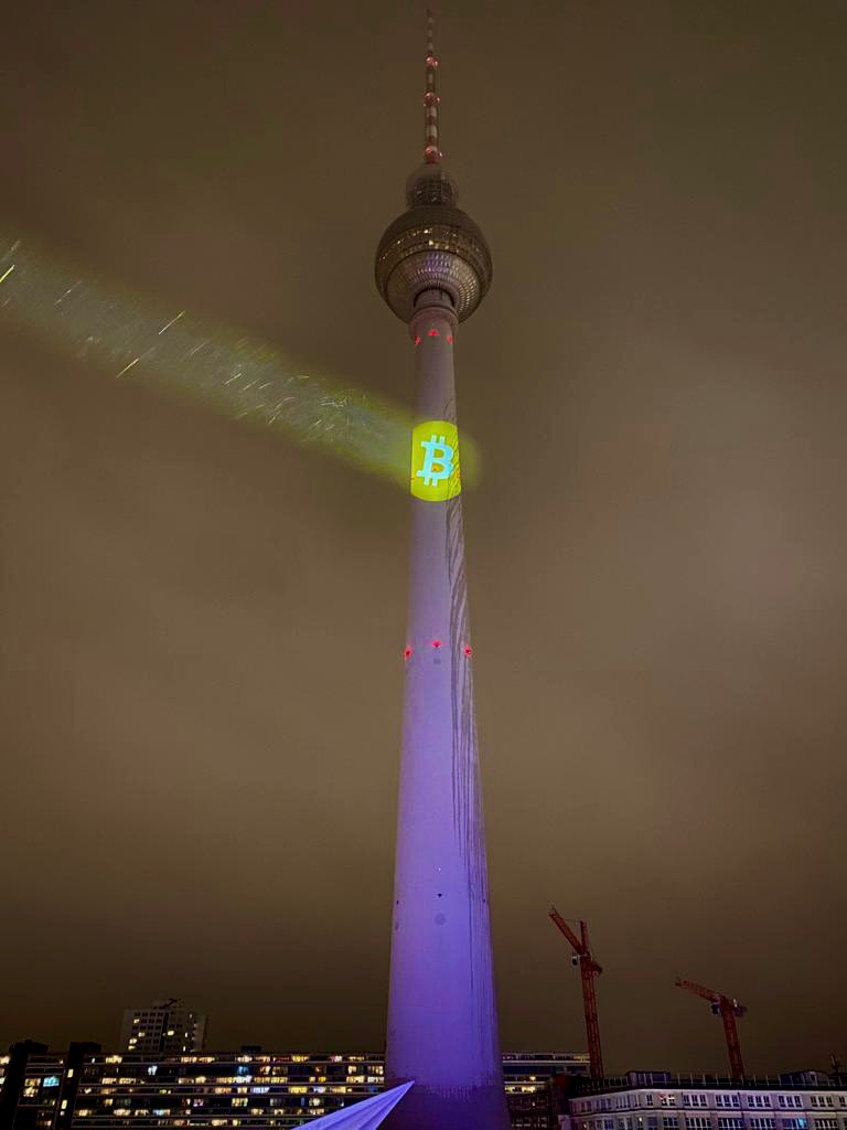 bitcoinsignalberlinfernsehturm1.jpg