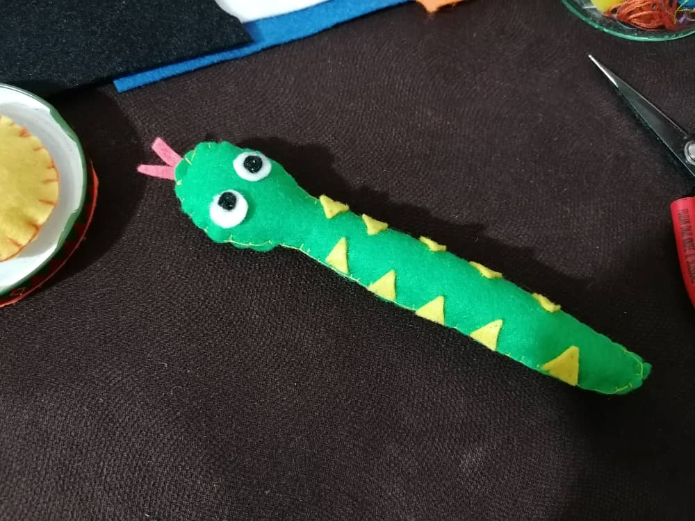 diy-felt-snake (5).jpeg