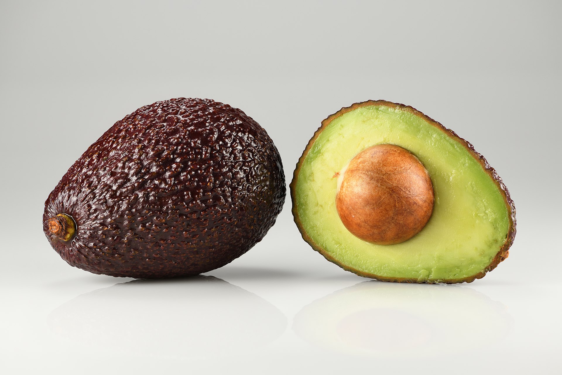 Avocado_Hass_-_single_and_halved.jpg