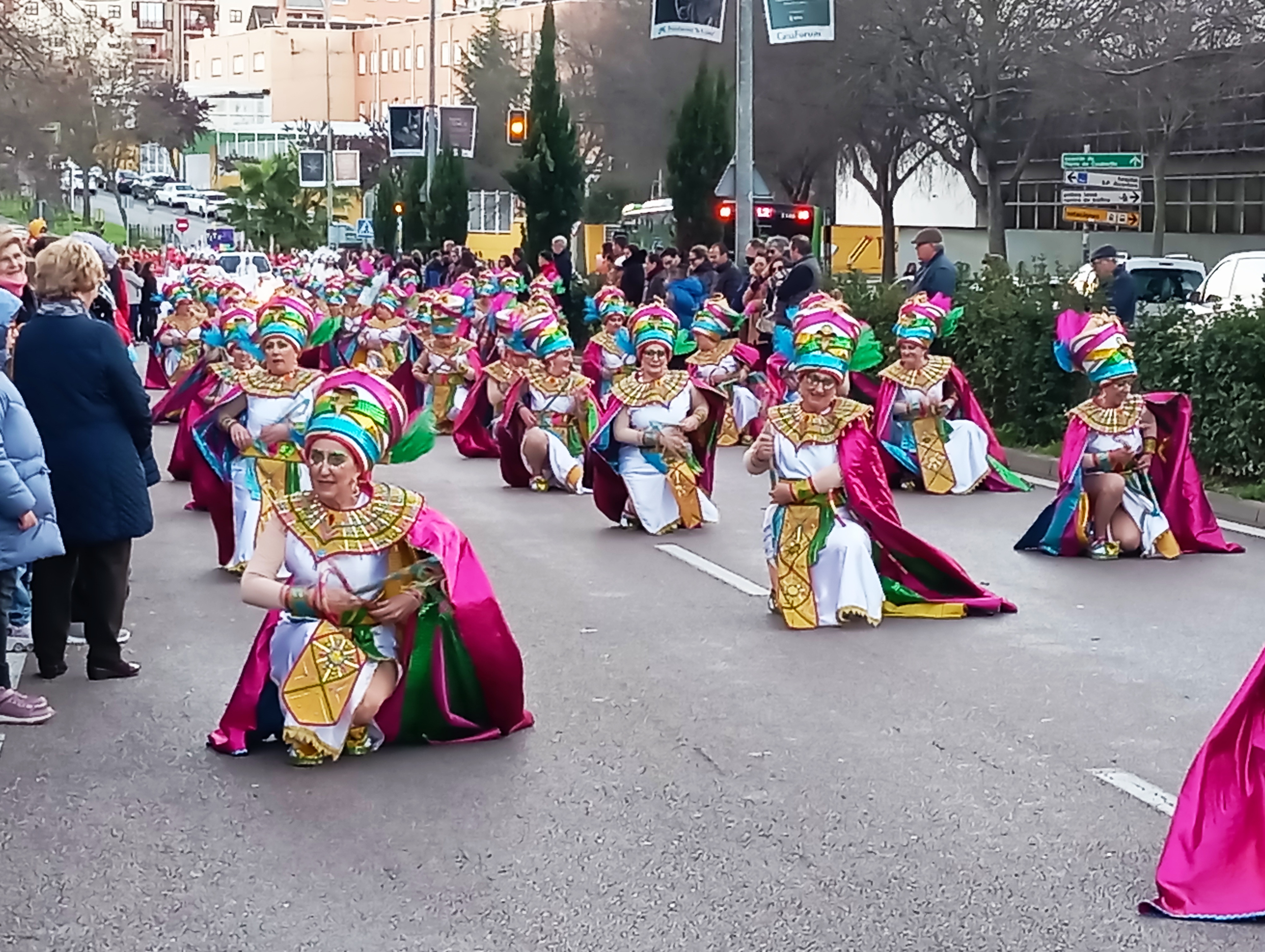 Desfile de Carnaval en Cáceres - Comparsas llenas de color... | PeakD