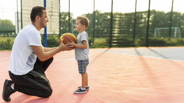 padre-e-hijo-jugando-campo-baloncesto-vista-largo_23-2148755870.jpg